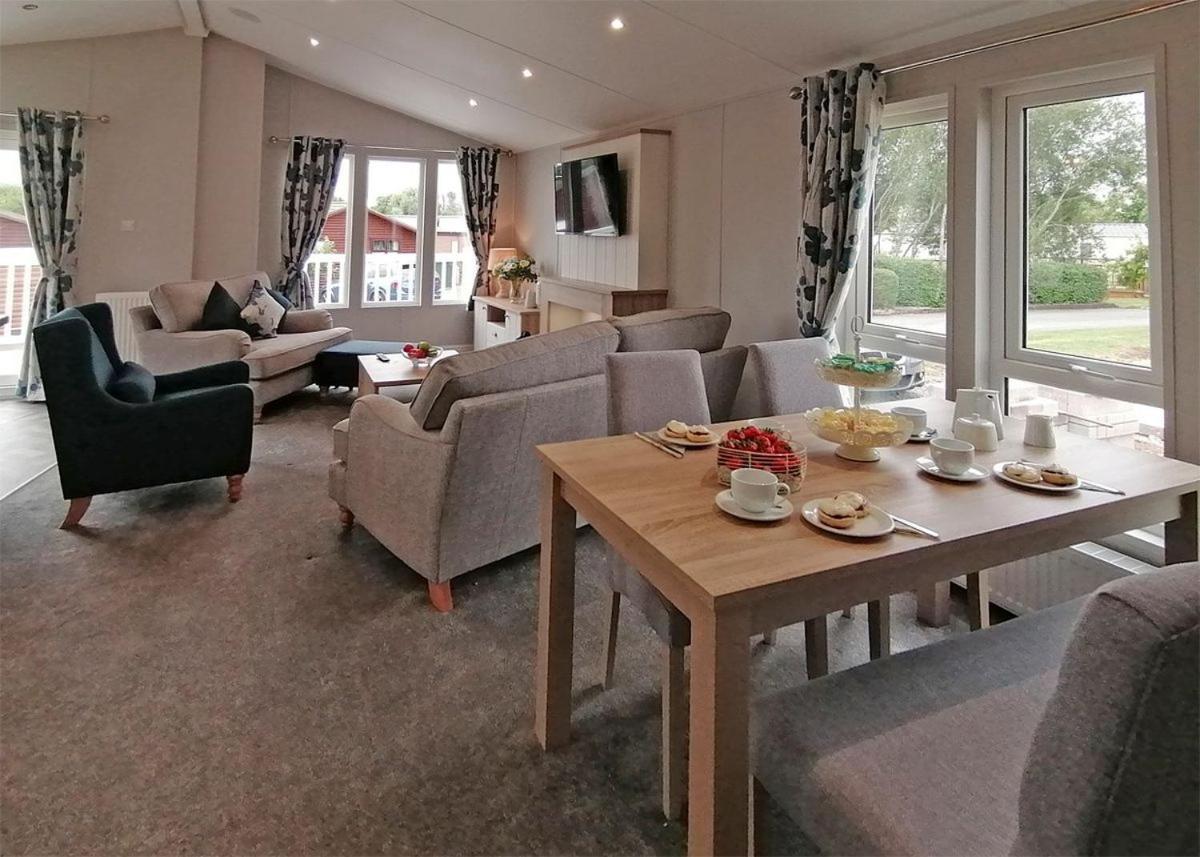 The Springs Lakeside Holiday Park Fladbury Exterior foto